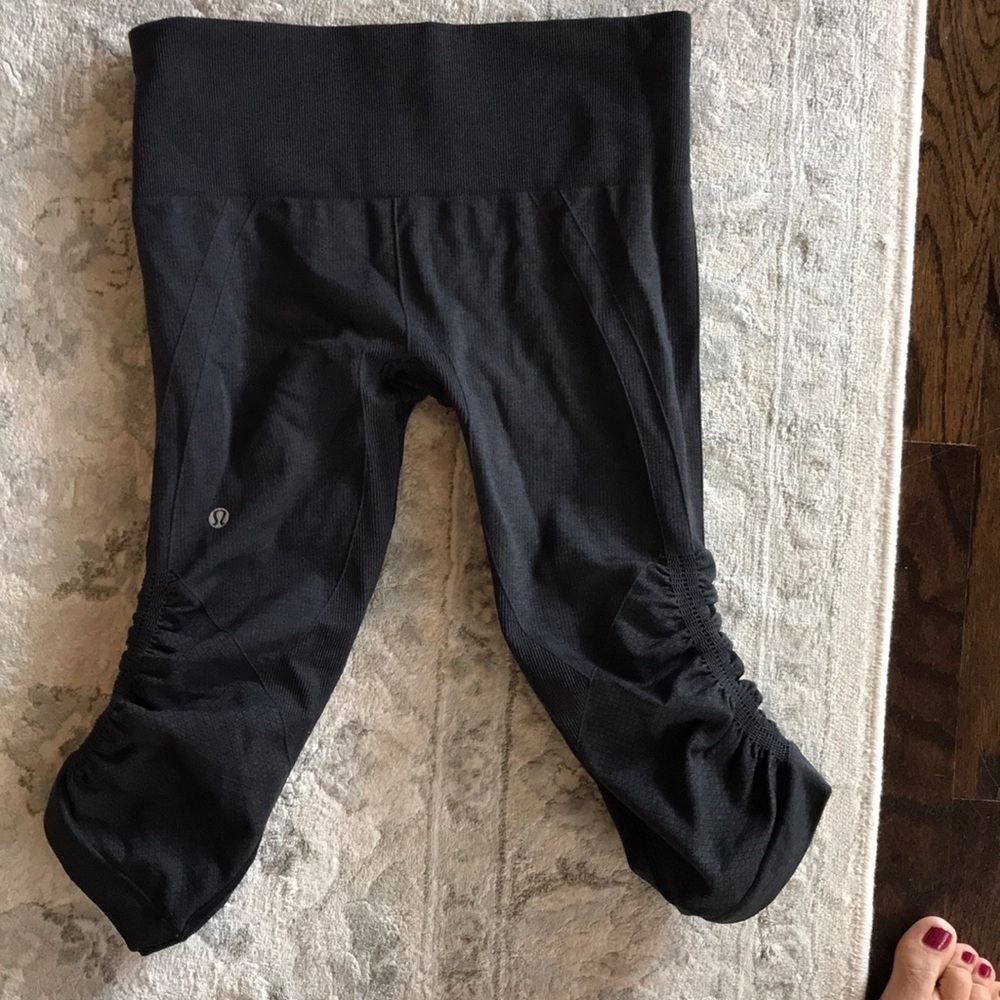 Lululemon ebb to street Capri size 6 - black